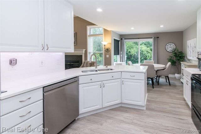 5808 Windstar Circle, Waterford, MI 48327