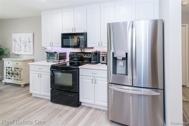 5808 Windstar Circle, Waterford, MI 48327