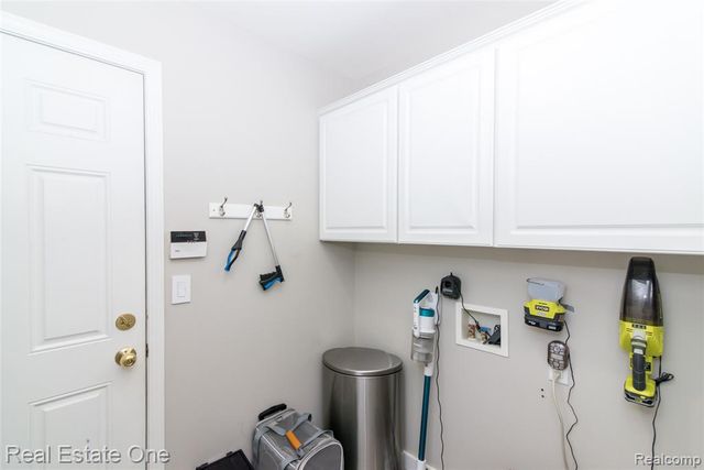 5808 Windstar Circle, Waterford, MI 48327