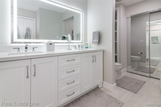 5808 Windstar Circle, Waterford, MI 48327