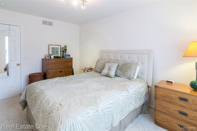 5808 Windstar Circle, Waterford, MI 48327