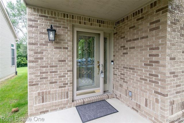 5808 Windstar Circle, Waterford, MI 48327