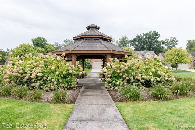 5808 Windstar Circle, Waterford, MI 48327