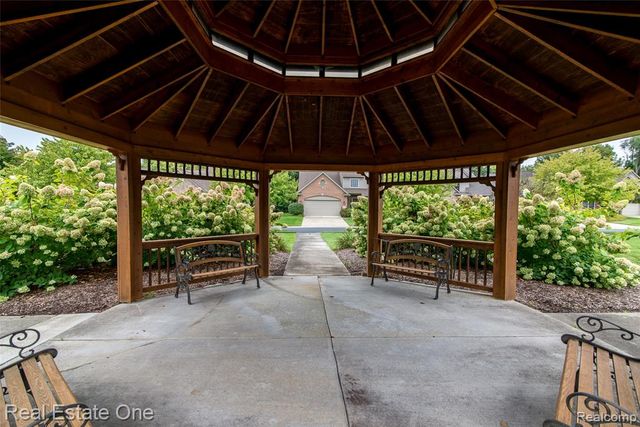 5808 Windstar Circle, Waterford, MI 48327
