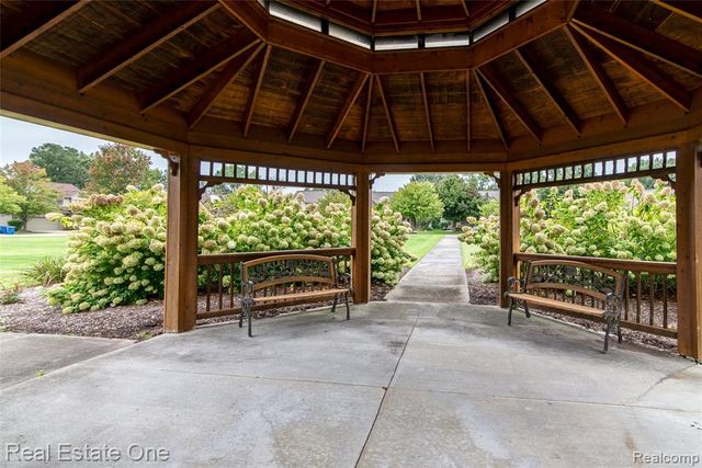 5808 Windstar Circle, Waterford, MI 48327