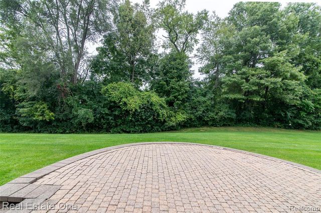 5808 Windstar Circle, Waterford, MI 48327