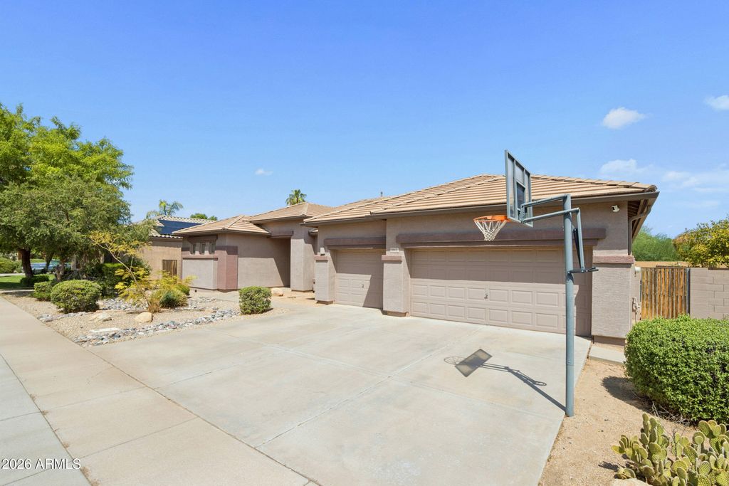 5561 S WAYNE Drive, Chandler, AZ 85249 — exterior