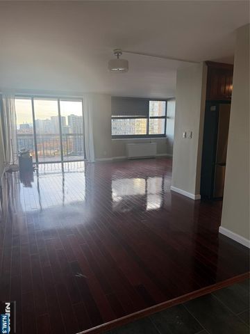 200 Old Palisade Road 16D, Fort Lee, NJ 07024