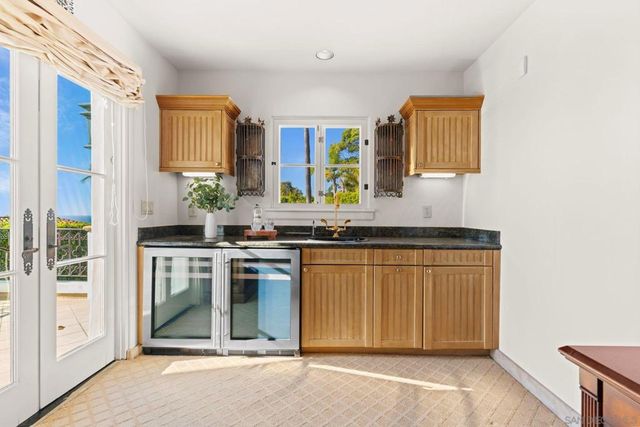 6692 La Jolla Scenic Dr S, La Jolla, CA 92037