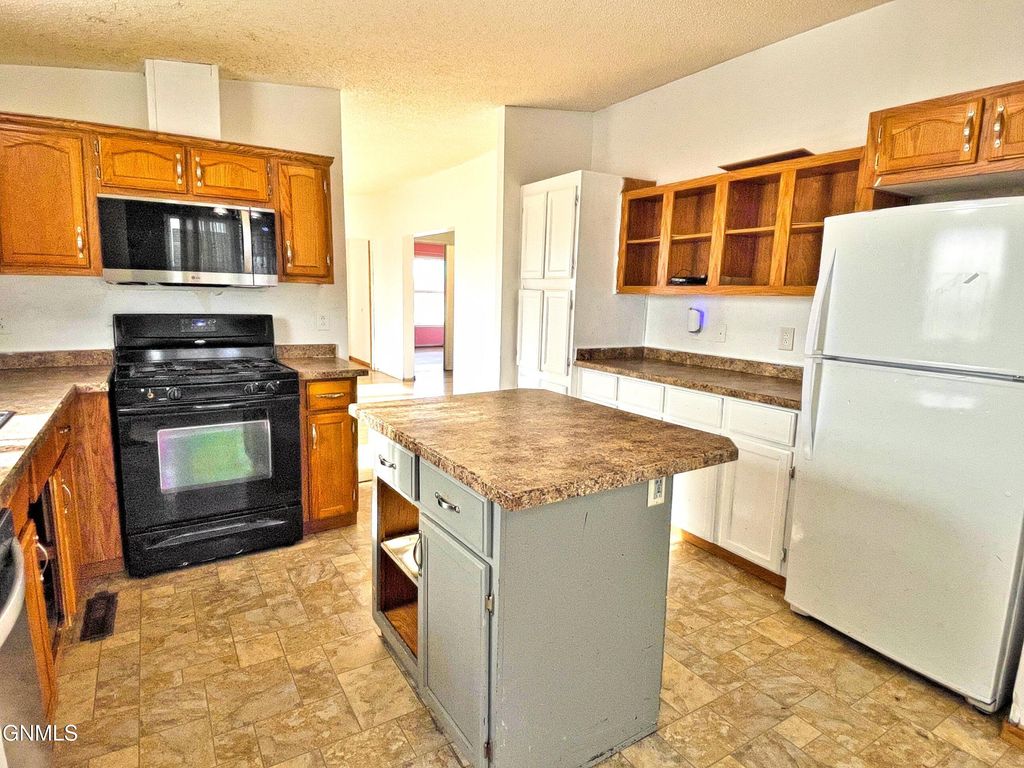 3816 22nd Avenue W, Williston, ND 58801 photo 8