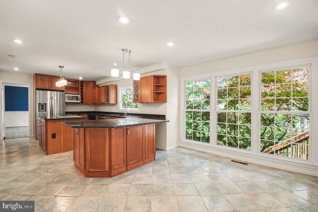 811 AUTUMN BREEZE CT, Herndon, VA 20170