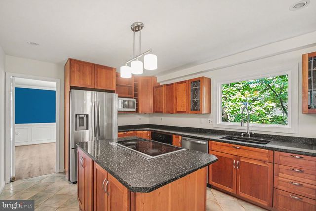 811 AUTUMN BREEZE CT, Herndon, VA 20170