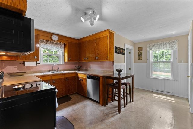 28 Spring St, Webster, MA 01570
