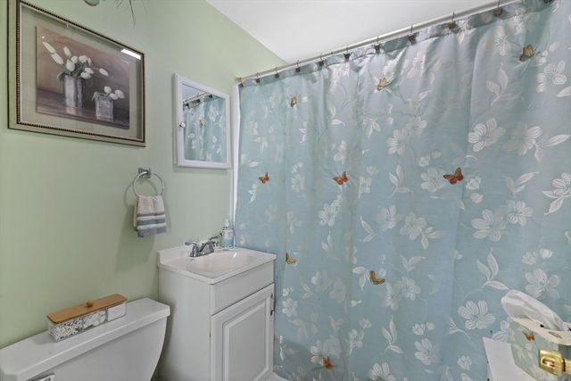 28 Spring St, Webster, MA 01570