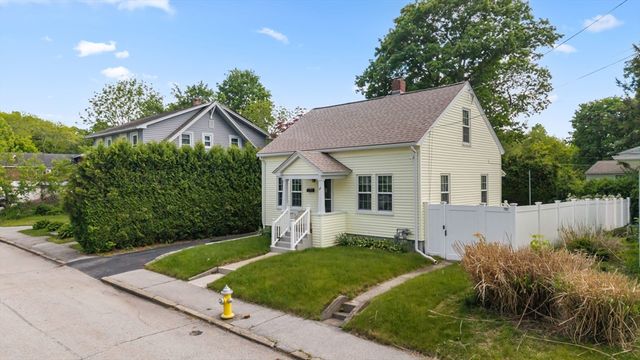 28 Spring St, Webster, MA 01570