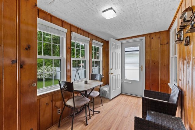 28 Spring St, Webster, MA 01570