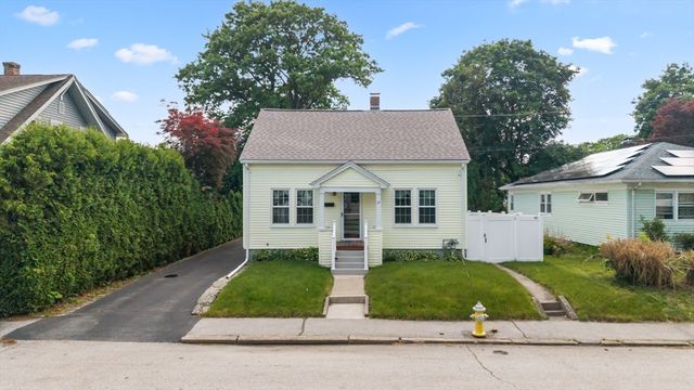 28 Spring St, Webster, MA 01570