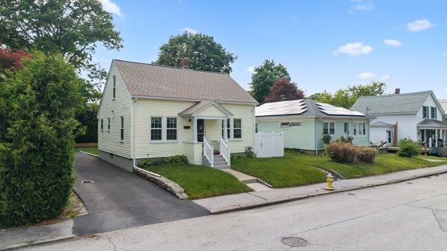 28 Spring St, Webster, MA 01570