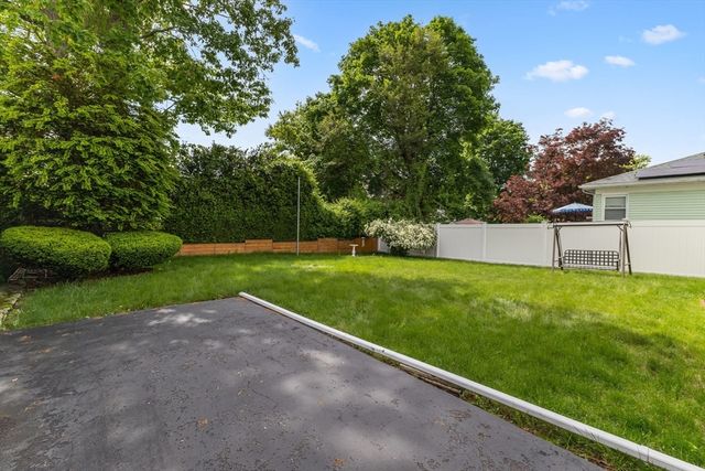 28 Spring St, Webster, MA 01570