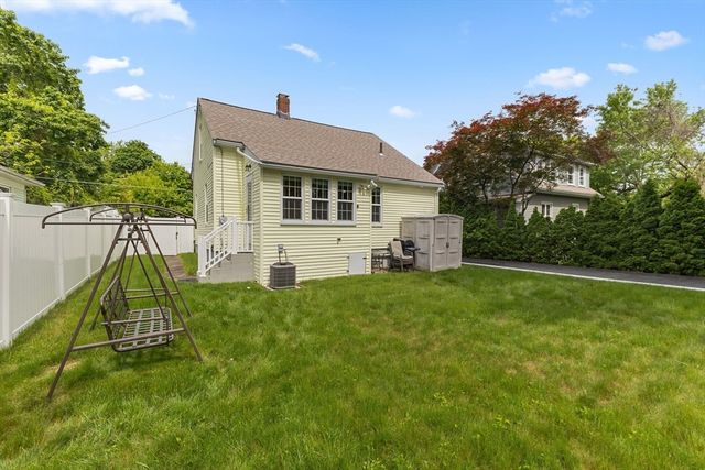 28 Spring St, Webster, MA 01570
