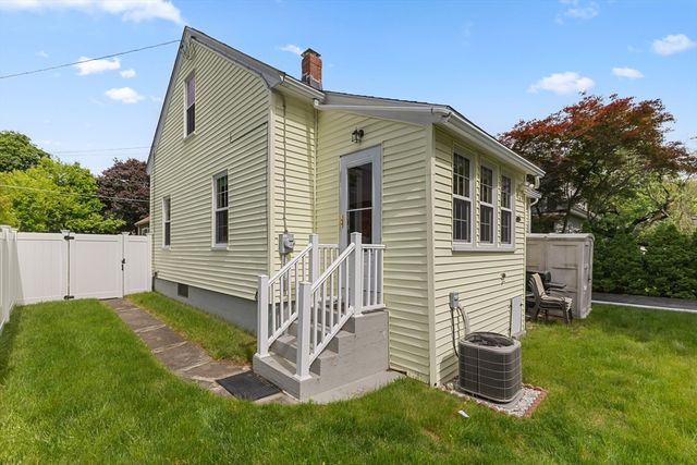 28 Spring St, Webster, MA 01570