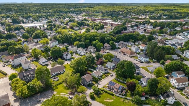 28 Spring St, Webster, MA 01570