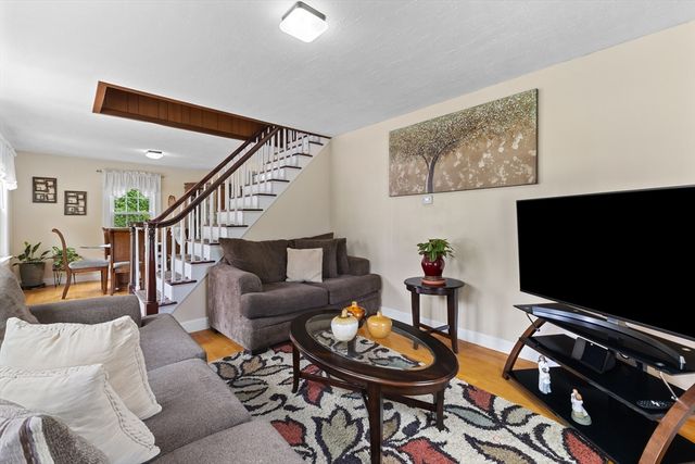 28 Spring St, Webster, MA 01570