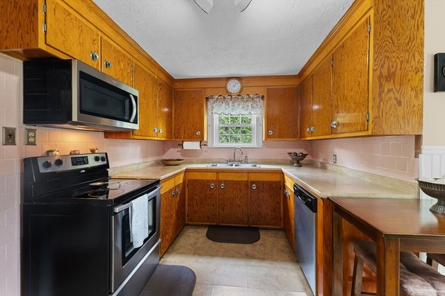 28 Spring St, Webster, MA 01570