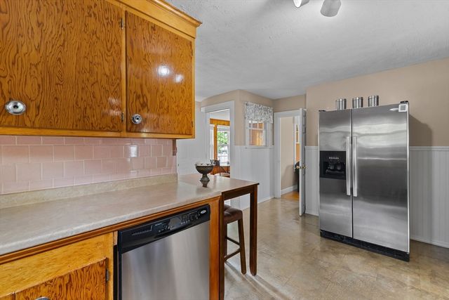28 Spring St, Webster, MA 01570
