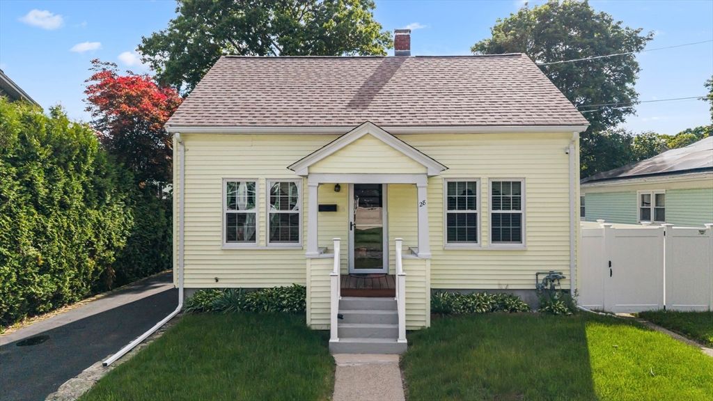 28 Spring St, Webster, MA 01570