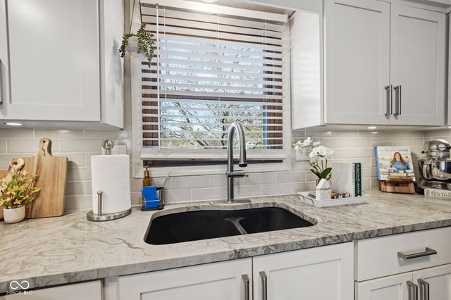 25 Forest Ridge Court, Fishers, IN 46037