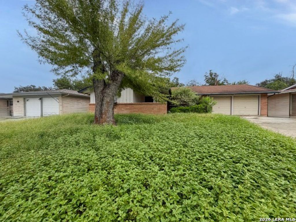 3446 Chateau Dr, San Antonio, TX 78219