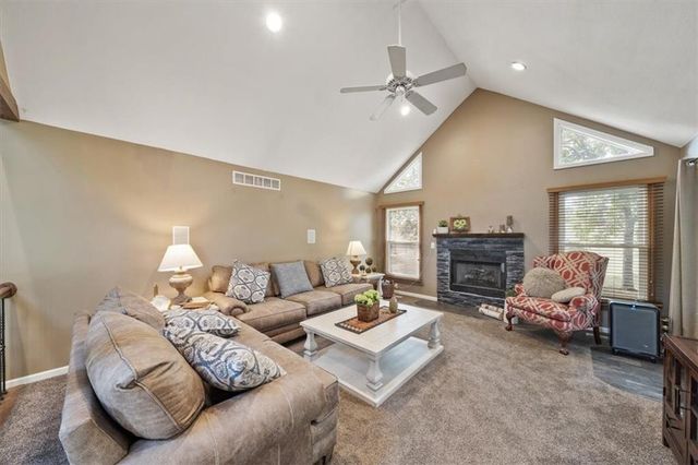 8910 Lexington Avenue, De Soto, KS 66018