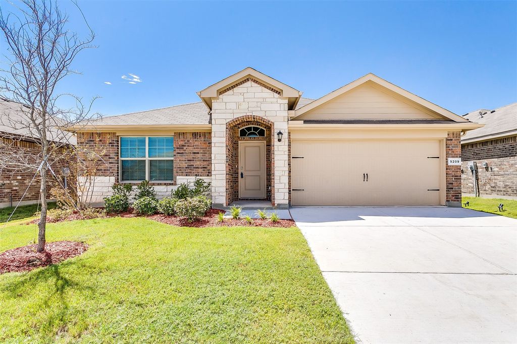 9209 Herringbone Drive, Fort Worth, TX 76131