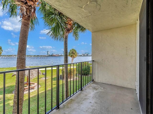 714 Executive Center Dr 28, West Palm Beach, FL 33401