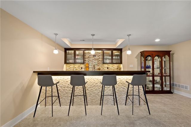 9810 Sumner Dr, Mccandless, PA 15101