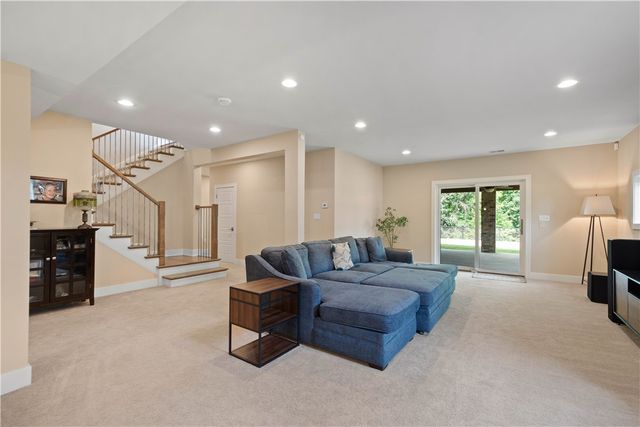 9810 Sumner Dr, Mccandless, PA 15101