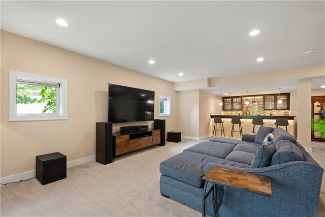 9810 Sumner Dr, Mccandless, PA 15101