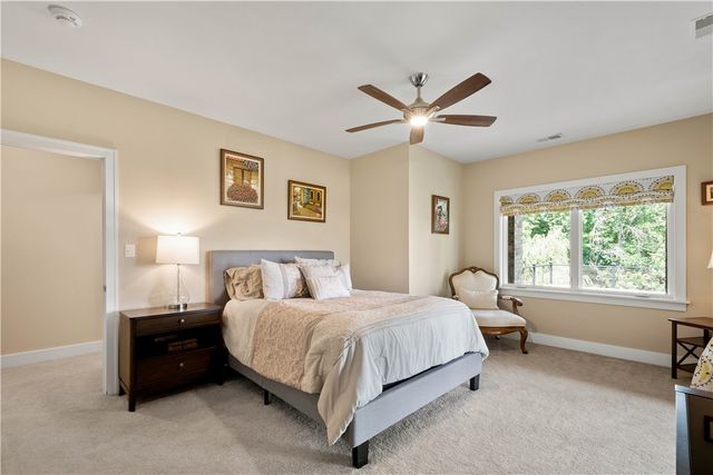 9810 Sumner Dr, Mccandless, PA 15101