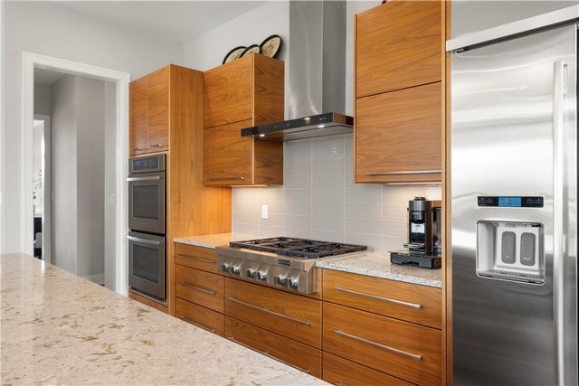 9810 Sumner Dr, Mccandless, PA 15101