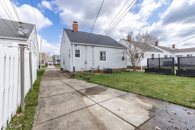 7907 Renwood Drive, Parma, OH 44129