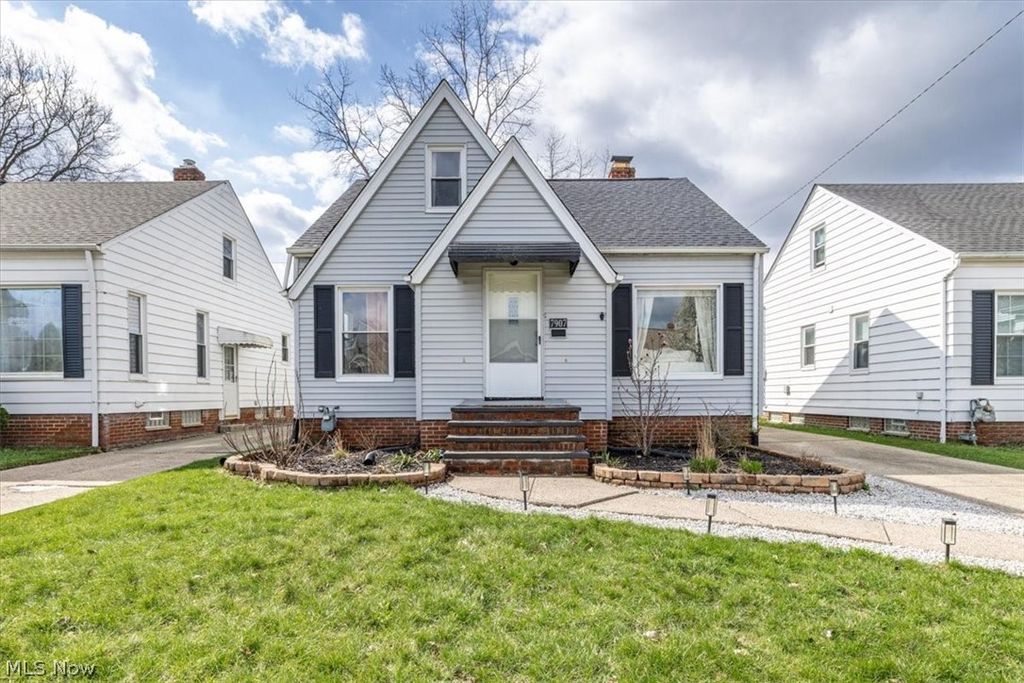 7907 Renwood Drive, Parma, OH 44129