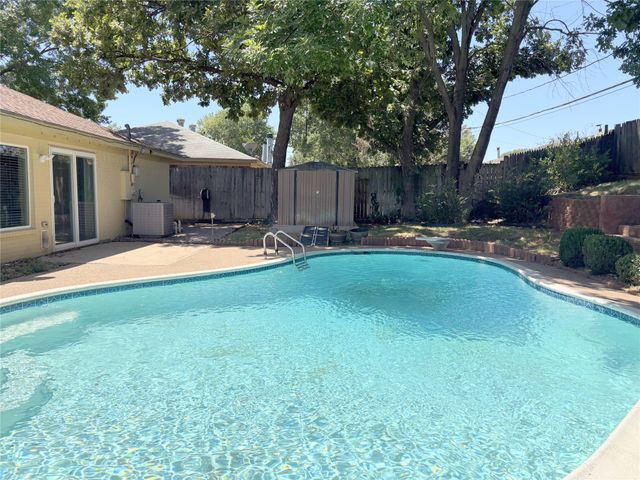 4105 Gentle Springs Drive, Arlington, TX 76001