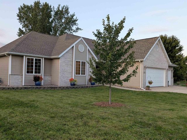 802 Chickadee Drive, Cambridge, WI 53523