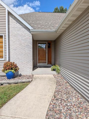 802 Chickadee Drive, Cambridge, WI 53523