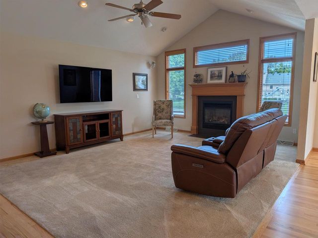 802 Chickadee Drive, Cambridge, WI 53523