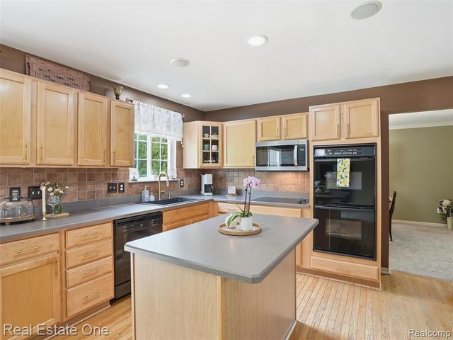1786 Four Seasons Drive, Howell, MI 48843