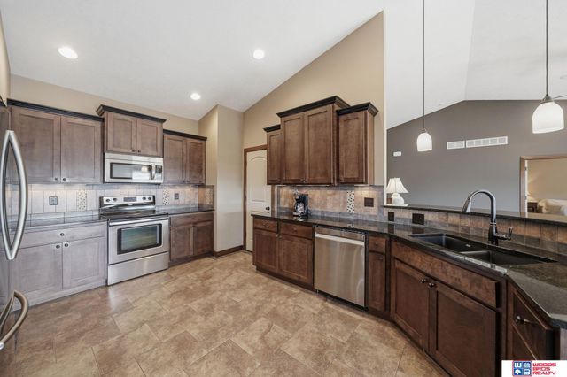 2737 Shadowbrook Drive, Lincoln, NE 68516