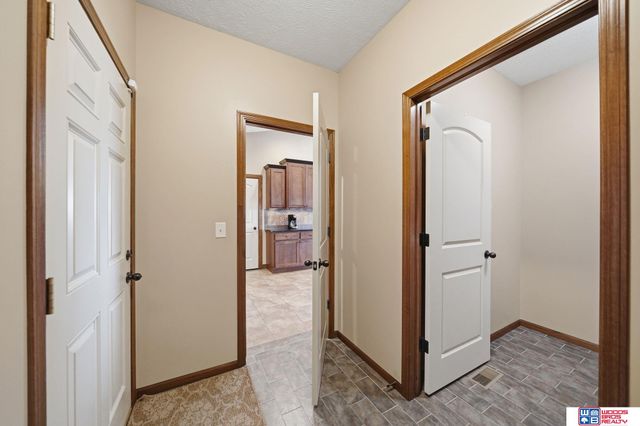 2737 Shadowbrook Drive, Lincoln, NE 68516