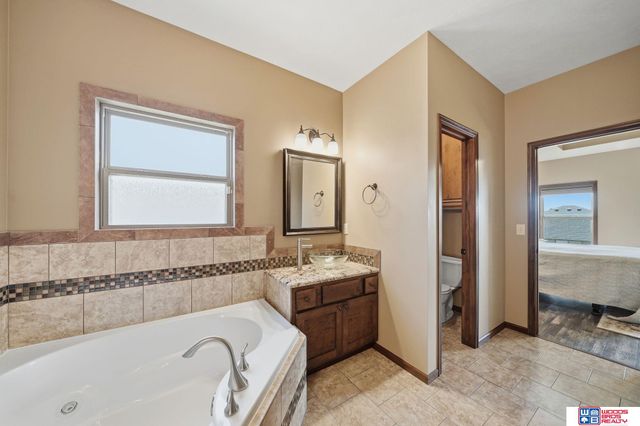 2737 Shadowbrook Drive, Lincoln, NE 68516